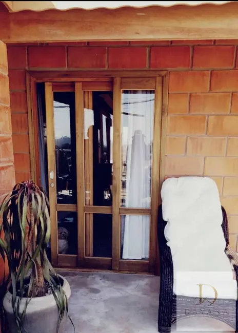 Foto 2 de Casa com 2 quartos à venda, 200m2 em Dona Catarina, Mairinque - SP