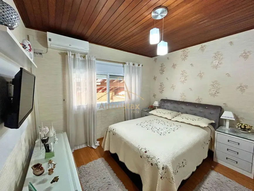 Casa com 3 quartos à venda, 225m2 em Jardim das Flores, Osasco - SP - imagem 4 Foto 4 de Casa com 3 quartos à venda, 225m2 em Jardim das Flores, Osasco - SP