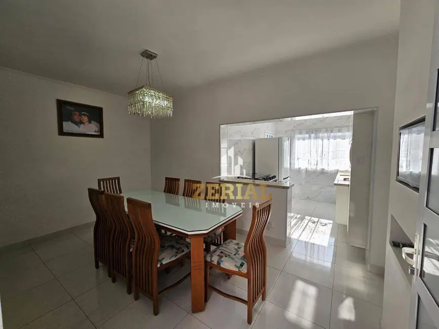 Sobrado com 3 quartos à venda, 210m2 em Jardim das Maravilhas, Santo Andre - SP - imagem 8 Foto 8 de Sobrado com 3 quartos à venda, 210m2 em Jardim das Maravilhas, Santo Andre - SP