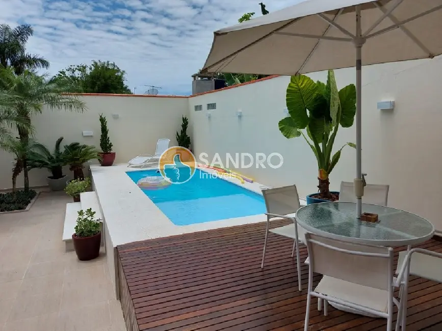 Casa com 3 quartos à venda, 200m2 em Bombinhas - SC - imagem 1 Foto 1 de Casa com 3 quartos à venda, 200m2 em Bombinhas - SC