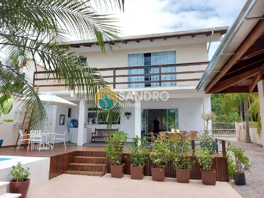 Casa com 3 quartos à venda, 200m2 em Bombinhas - SC - imagem 7 Foto 7 de Casa com 3 quartos à venda, 200m2 em Bombinhas - SC