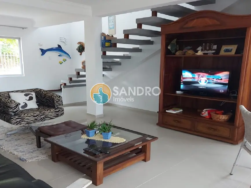 Casa com 3 quartos à venda, 200m2 em Bombinhas - SC - imagem 9 Foto 9 de Casa com 3 quartos à venda, 200m2 em Bombinhas - SC