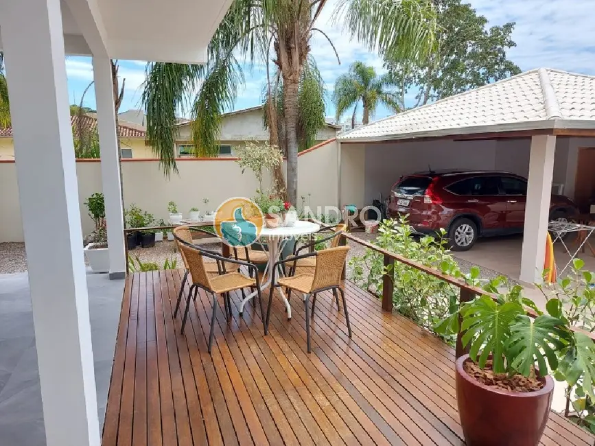 Casa com 3 quartos à venda, 200m2 em Bombinhas - SC - imagem 2 Foto 2 de Casa com 3 quartos à venda, 200m2 em Bombinhas - SC