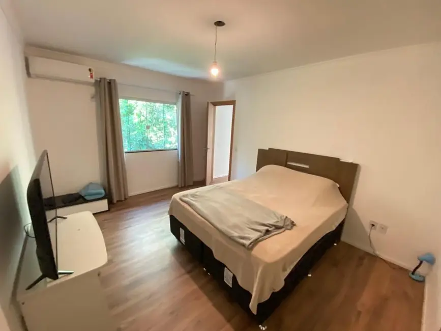 Casa com 3 quartos à venda, 237m2 em Praia do Estaleiro, Balneario Camboriu - SC - imagem 5 Foto 5 de Casa com 3 quartos à venda, 237m2 em Praia do Estaleiro, Balneario Camboriu - SC