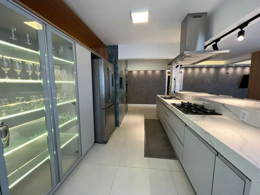 Cobertura com 5 quartos à venda, 240m2 em Centro, Balneario Camboriu - SC - imagem 3 Foto 3 de Cobertura com 5 quartos à venda, 240m2 em Centro, Balneario Camboriu - SC