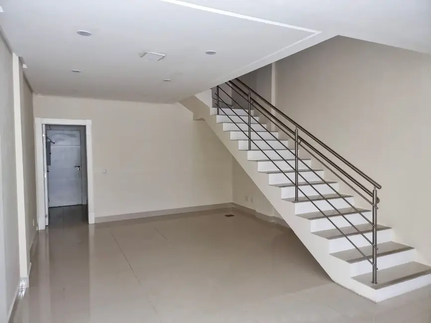 Sala Comercial com 1 quarto para alugar, 242m2 em Centro, Balneario Camboriu - SC - imagem 4 Foto 4 de Sala Comercial com 1 quarto para alugar, 242m2 em Centro, Balneario Camboriu - SC