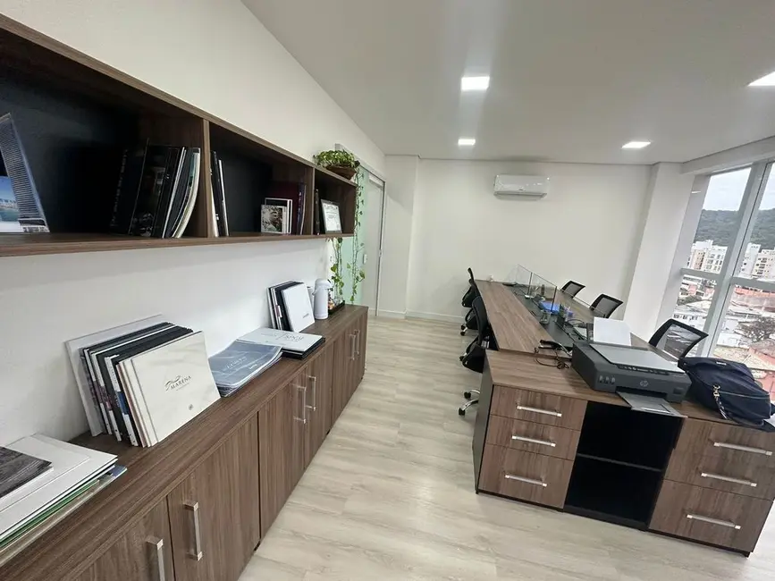 Sala Comercial com 1 quarto para alugar, 52m2 em Centro, Balneario Camboriu - SC - imagem 3 Foto 3 de Sala Comercial com 1 quarto para alugar, 52m2 em Centro, Balneario Camboriu - SC