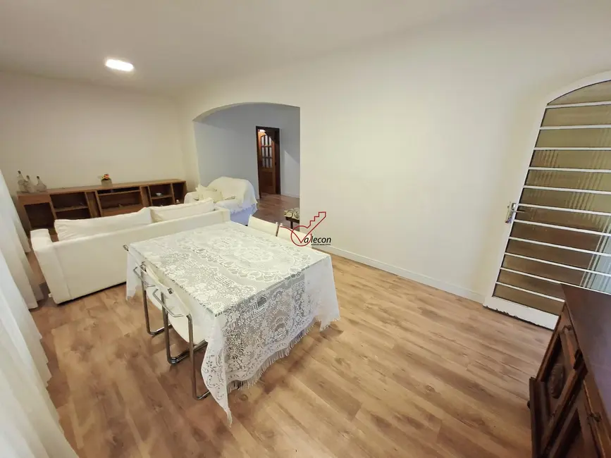 Casa com 5 quartos para alugar, 215m2 em Sao Jose Dos Campos - SP - imagem 4 Foto 4 de Casa com 5 quartos para alugar, 215m2 em Sao Jose Dos Campos - SP