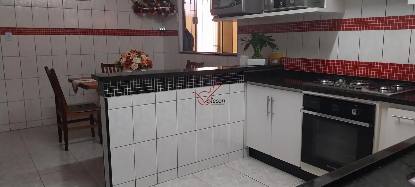 Casa com 4 quartos à venda, 180m2 em Sao Jose Dos Campos - SP - imagem 2 Foto 2 de Casa com 4 quartos à venda, 180m2 em Sao Jose Dos Campos - SP