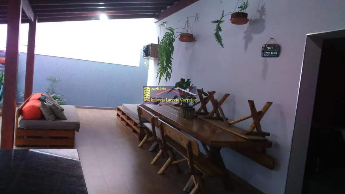 Casa com 3 quartos à venda, 240m2 em Valinhos - SP - imagem 1 Foto 1 de Casa com 3 quartos à venda, 240m2 em Valinhos - SP