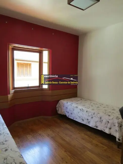 Foto 3 de Casa de Condomínio com 4 quartos à venda, 140m2 em Campos Do Jordao - SP