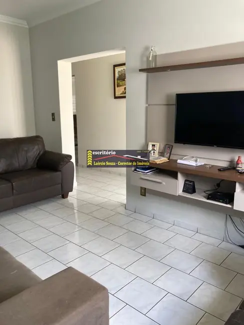 Casa de Condomínio com 3 quartos à venda, 180m2 em Valinhos - SP - imagem 2 Foto 2 de Casa de Condomínio com 3 quartos à venda, 180m2 em Valinhos - SP