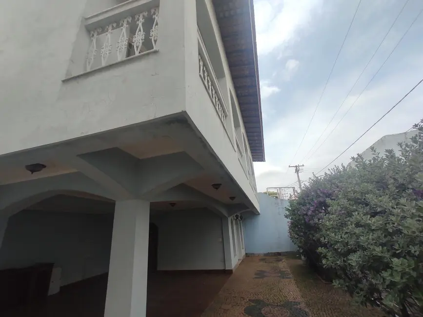 Casa com 3 quartos para alugar, 334m2 em Valinhos - SP - imagem 3 Foto 3 de Casa com 3 quartos para alugar, 334m2 em Valinhos - SP