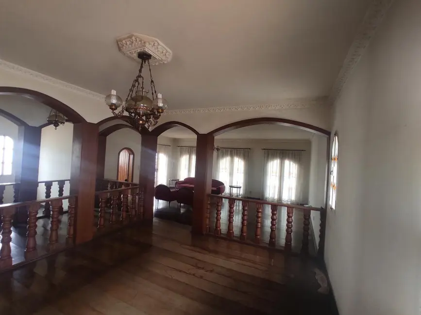 Casa com 3 quartos para alugar, 334m2 em Valinhos - SP - imagem 6 Foto 6 de Casa com 3 quartos para alugar, 334m2 em Valinhos - SP