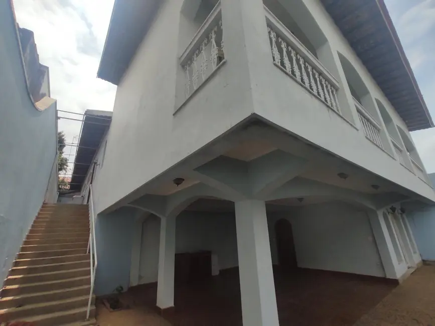 Casa com 3 quartos para alugar, 334m2 em Valinhos - SP - imagem 4 Foto 4 de Casa com 3 quartos para alugar, 334m2 em Valinhos - SP