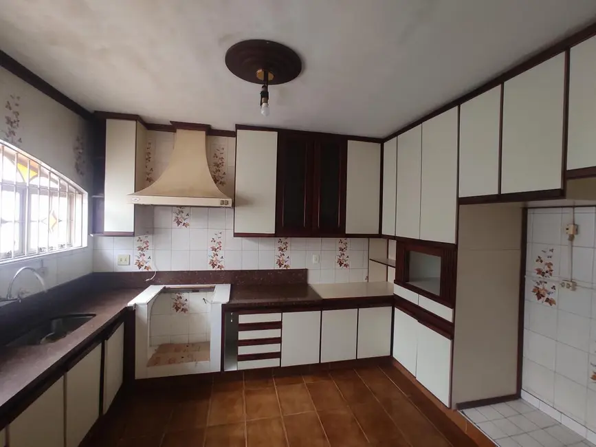 Casa com 3 quartos para alugar, 334m2 em Valinhos - SP - imagem 8 Foto 8 de Casa com 3 quartos para alugar, 334m2 em Valinhos - SP