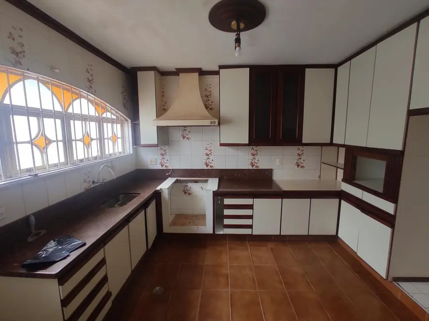 Casa com 3 quartos para alugar, 334m2 em Valinhos - SP - imagem 9 Foto 9 de Casa com 3 quartos para alugar, 334m2 em Valinhos - SP