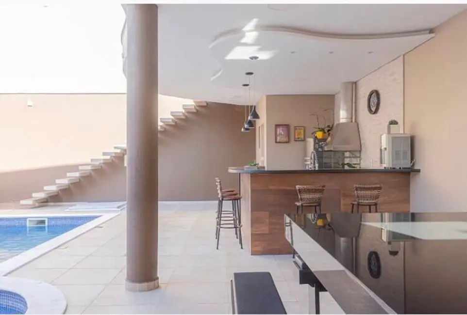 Casa com 3 quartos à venda, 300m2 em Valinhos - SP - imagem 2 Foto 2 de Casa com 3 quartos à venda, 300m2 em Valinhos - SP