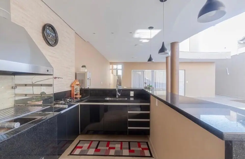 Casa com 3 quartos à venda, 300m2 em Valinhos - SP - imagem 5 Foto 5 de Casa com 3 quartos à venda, 300m2 em Valinhos - SP