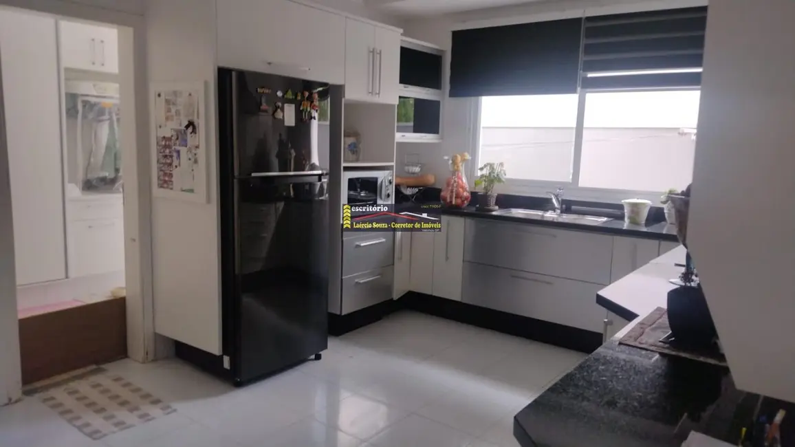Casa de Condomínio com 4 quartos à venda, 300m2 em Valinhos - SP - imagem 3 Foto 3 de Casa de Condomínio com 4 quartos à venda, 300m2 em Valinhos - SP