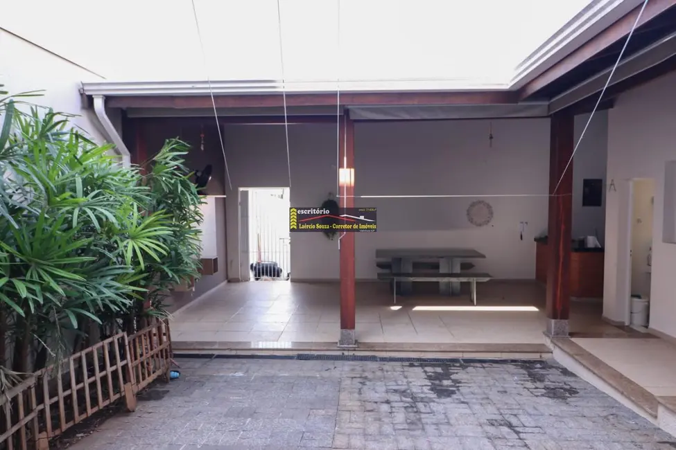 Casa com 3 quartos à venda, 217m2 em Valinhos - SP - imagem 8 Foto 8 de Casa com 3 quartos à venda, 217m2 em Valinhos - SP