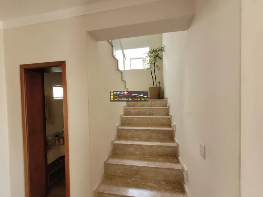 Casa de Condomínio com 3 quartos para alugar, 240m2 em Valinhos - SP - imagem 3 Foto 3 de Casa de Condomínio com 3 quartos para alugar, 240m2 em Valinhos - SP