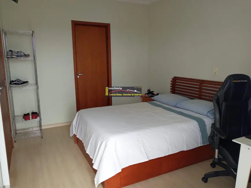 Casa de Condomínio com 3 quartos para alugar, 240m2 em Valinhos - SP - imagem 8 Foto 8 de Casa de Condomínio com 3 quartos para alugar, 240m2 em Valinhos - SP