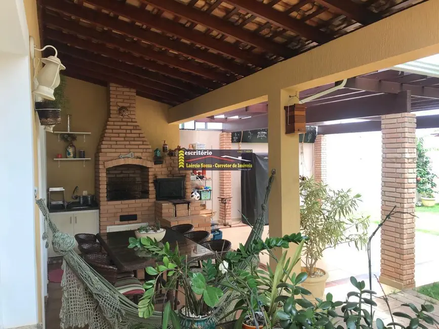 Casa com 3 quartos à venda, 211m2 em Valinhos - SP - imagem 4 Foto 4 de Casa com 3 quartos à venda, 211m2 em Valinhos - SP