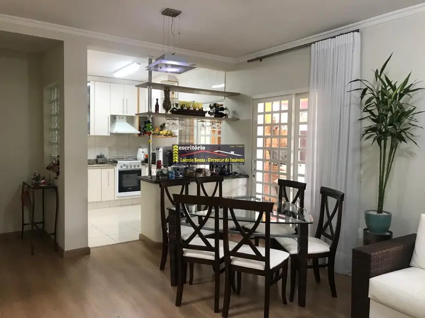 Casa com 3 quartos à venda, 211m2 em Valinhos - SP - imagem 8 Foto 8 de Casa com 3 quartos à venda, 211m2 em Valinhos - SP