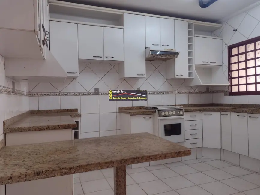 Casa com 3 quartos para alugar, 300m2 em Valinhos - SP - imagem 5 Foto 5 de Casa com 3 quartos para alugar, 300m2 em Valinhos - SP