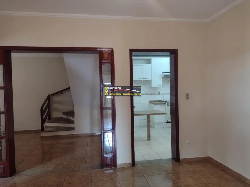 Casa com 3 quartos para alugar, 300m2 em Valinhos - SP - imagem 6 Foto 6 de Casa com 3 quartos para alugar, 300m2 em Valinhos - SP