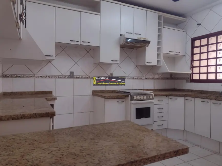 Casa com 3 quartos para alugar, 300m2 em Valinhos - SP - imagem 9 Foto 9 de Casa com 3 quartos para alugar, 300m2 em Valinhos - SP