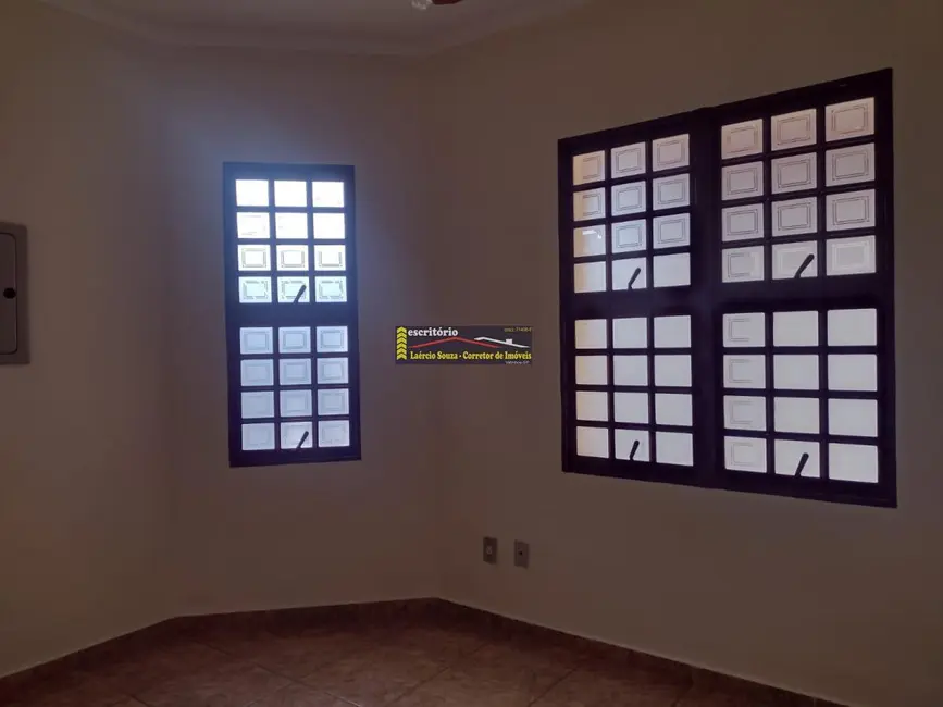 Casa com 3 quartos para alugar, 300m2 em Valinhos - SP - imagem 3 Foto 3 de Casa com 3 quartos para alugar, 300m2 em Valinhos - SP