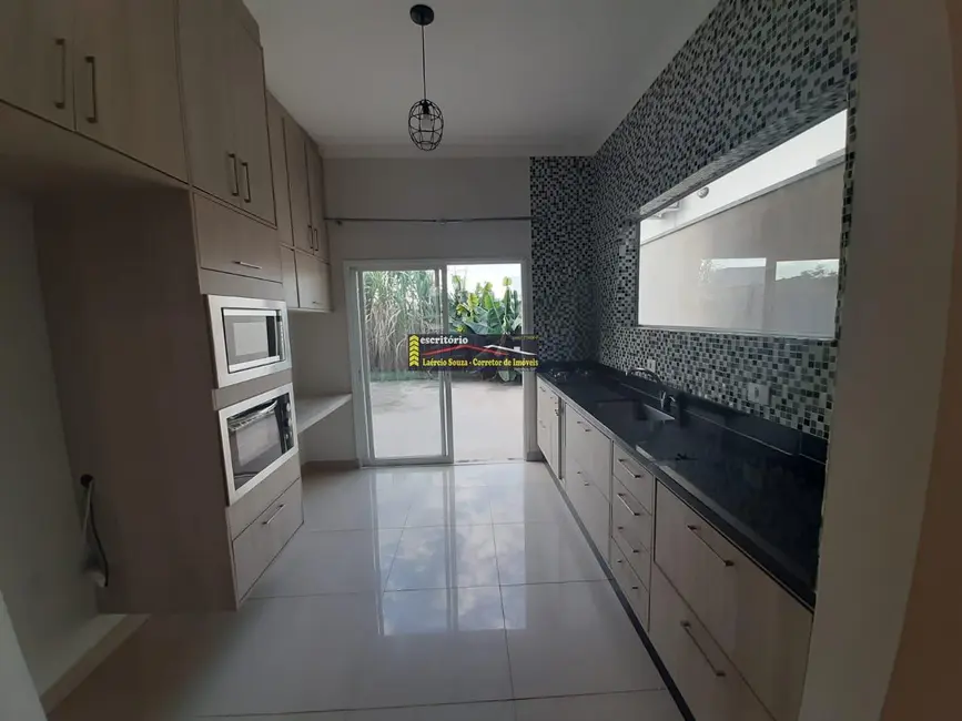 Casa com 2 quartos para alugar, 139m2 em Valinhos - SP - imagem 9 Foto 9 de Casa com 2 quartos para alugar, 139m2 em Valinhos - SP