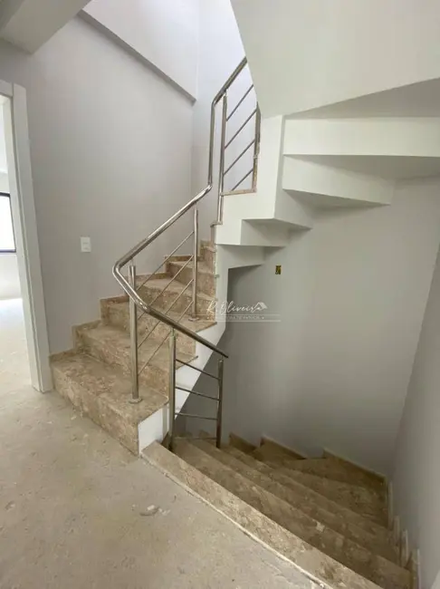 Sobrado com 3 quartos à venda, 185m2 em Uberaba, Curitiba - PR - imagem 7 Foto 7 de Sobrado com 3 quartos à venda, 185m2 em Uberaba, Curitiba - PR