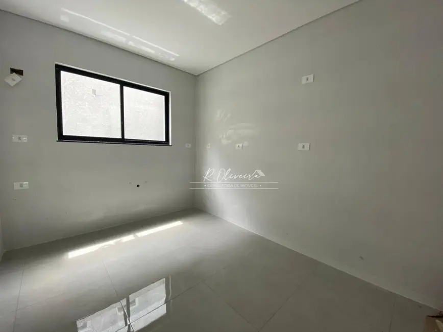 Sobrado com 3 quartos à venda, 185m2 em Uberaba, Curitiba - PR - imagem 4 Foto 4 de Sobrado com 3 quartos à venda, 185m2 em Uberaba, Curitiba - PR