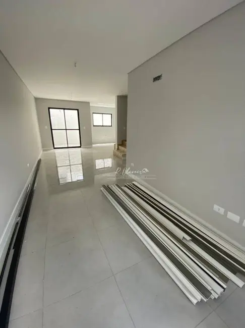 Sobrado com 3 quartos à venda, 185m2 em Uberaba, Curitiba - PR - imagem 3 Foto 3 de Sobrado com 3 quartos à venda, 185m2 em Uberaba, Curitiba - PR
