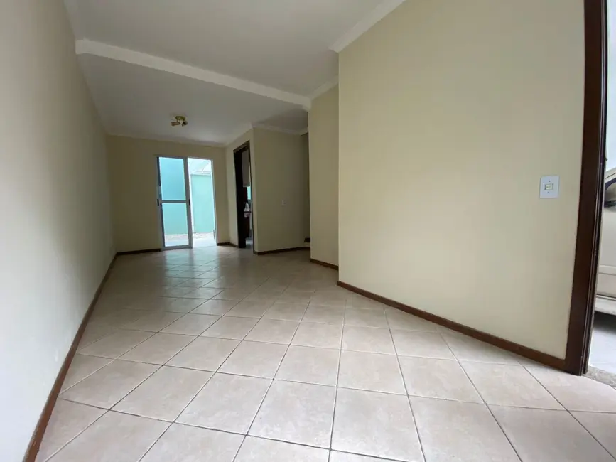 Sobrado com 3 quartos à venda, 129m2 em Uberaba, Curitiba - PR - imagem 4 Foto 4 de Sobrado com 3 quartos à venda, 129m2 em Uberaba, Curitiba - PR