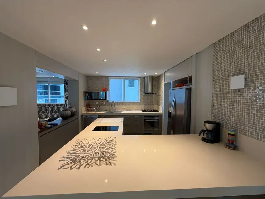 Apartamento com 3 quartos para alugar, 174m2 em Centro, Balneario Camboriu - SC - imagem 8 Foto 8 de Apartamento com 3 quartos para alugar, 174m2 em Centro, Balneario Camboriu - SC