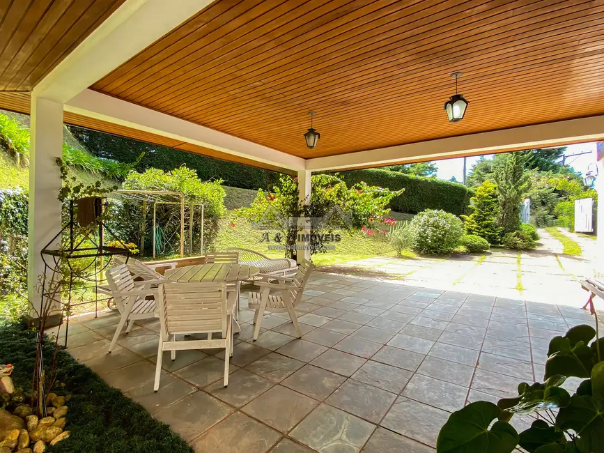 Casa com 3 quartos à venda, 229m2 em Campos Do Jordao - SP - imagem 4 Foto 4 de Casa com 3 quartos à venda, 229m2 em Campos Do Jordao - SP