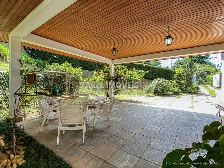 Casa com 3 quartos à venda, 229m2 em Campos Do Jordao - SP - imagem 4 Foto 4 de Casa com 3 quartos à venda, 229m2 em Campos Do Jordao - SP