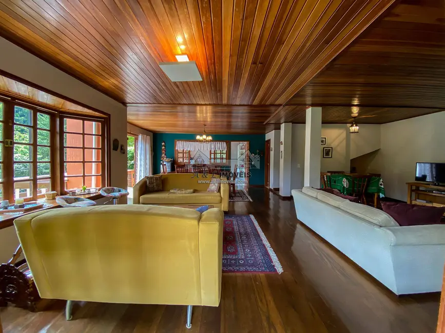 Foto 1 de Casa com 6 quartos à venda, 300m2 em Campos Do Jordao - SP