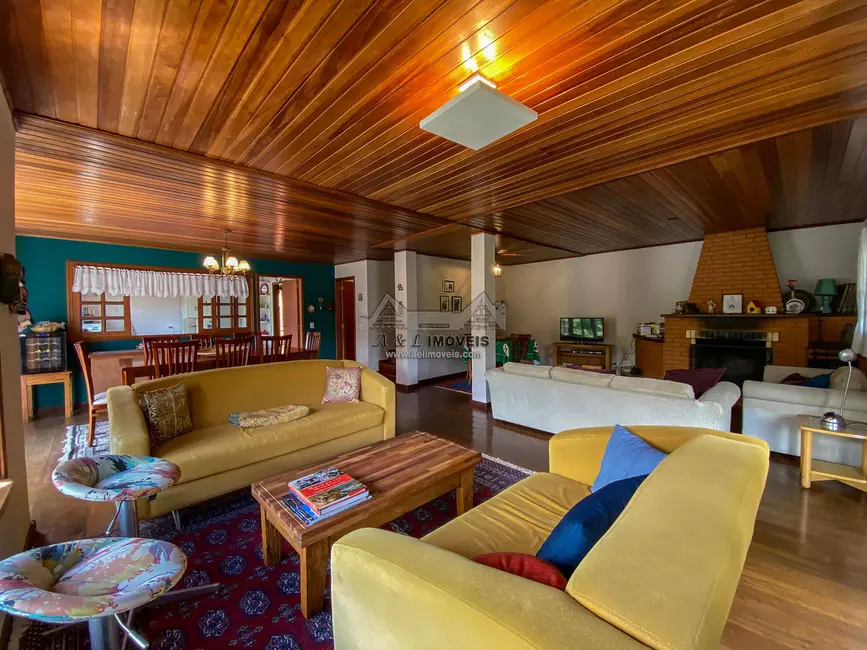 Casa com 6 quartos à venda, 300m2 em Campos Do Jordao - SP - imagem 4 Foto 4 de Casa com 6 quartos à venda, 300m2 em Campos Do Jordao - SP