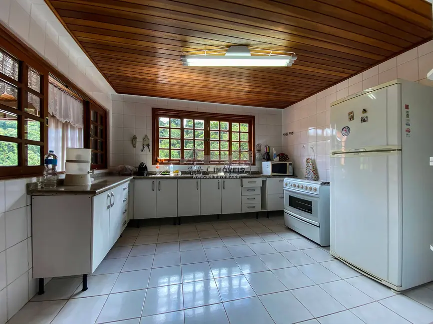 Casa com 6 quartos à venda, 300m2 em Campos Do Jordao - SP - imagem 9 Foto 9 de Casa com 6 quartos à venda, 300m2 em Campos Do Jordao - SP