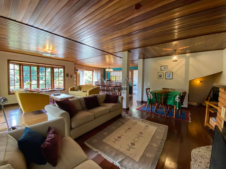 Casa com 6 quartos à venda, 300m2 em Campos Do Jordao - SP - imagem 7 Foto 7 de Casa com 6 quartos à venda, 300m2 em Campos Do Jordao - SP