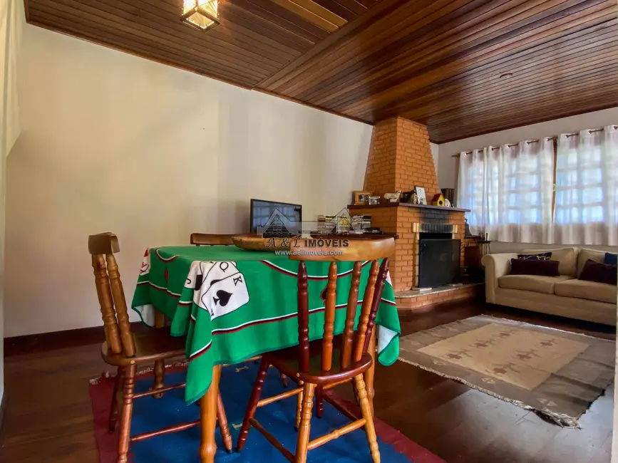 Casa com 6 quartos à venda, 300m2 em Campos Do Jordao - SP - imagem 6 Foto 6 de Casa com 6 quartos à venda, 300m2 em Campos Do Jordao - SP