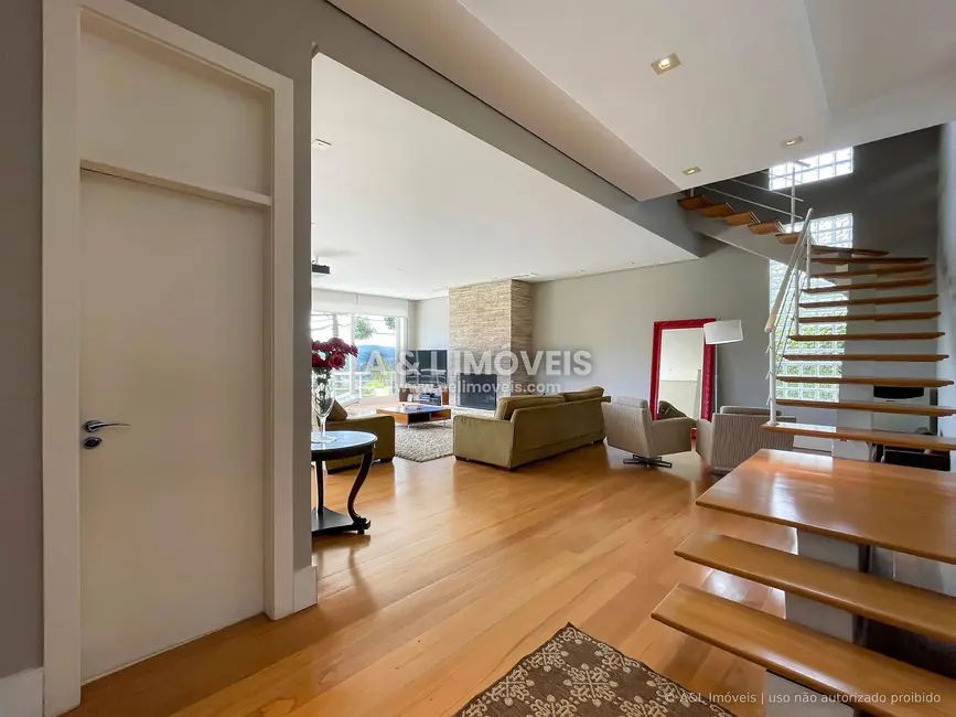 Foto 3 de Casa com 7 quartos à venda, 500m2 em Campos Do Jordao - SP