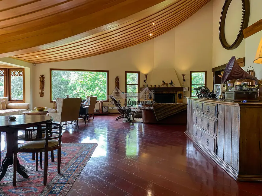 Foto 9 de Casa com 6 quartos à venda, 950m2 em Campos Do Jordao - SP