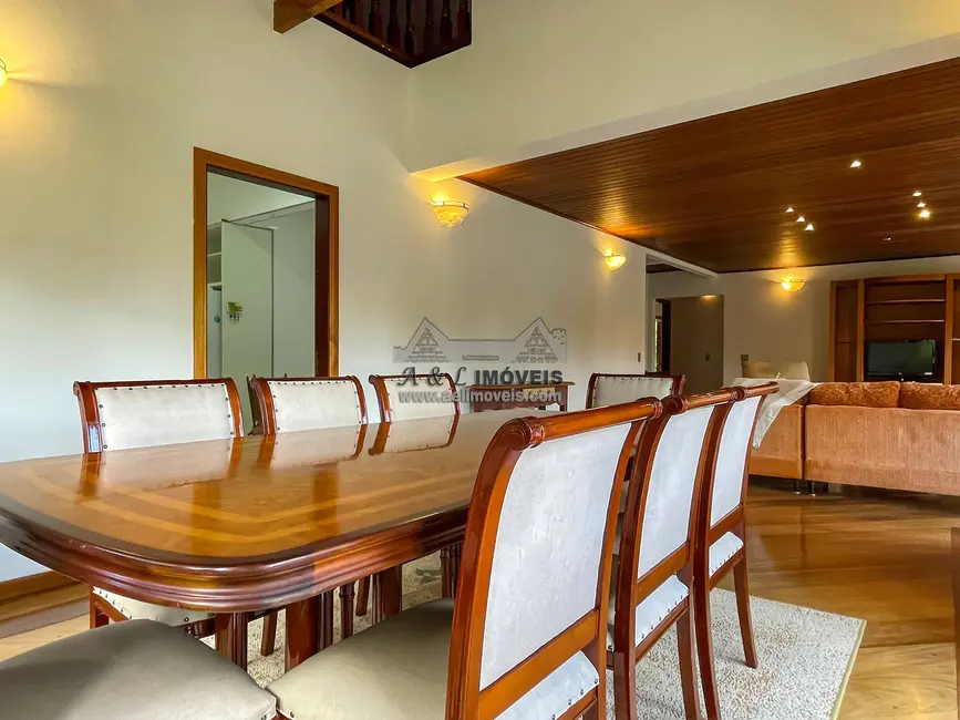 Foto 9 de Casa com 3 quartos à venda, 288m2 em Campos Do Jordao - SP