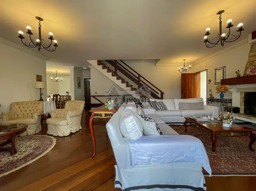 Foto 1 de Casa com 4 quartos à venda, 315m2 em Campos Do Jordao - SP